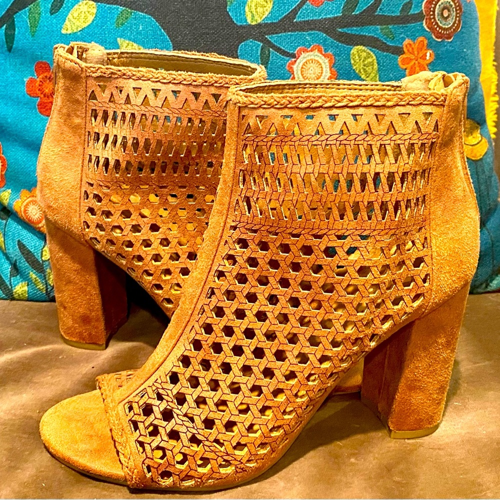 Report low boots with heels and cutout patterning. Size 6.5